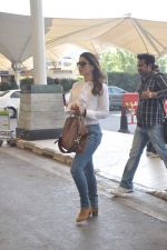Kareena Kapoor snapped at Domestic Airport in Mumbai on 20th Nov 2013